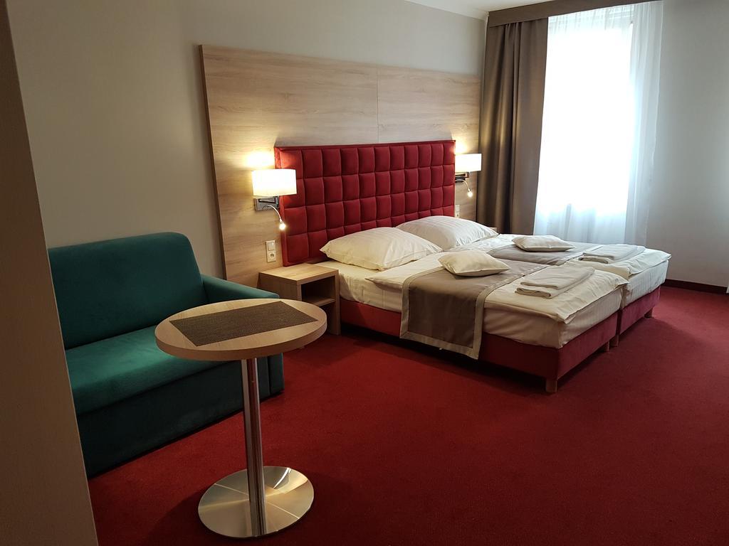 Hotel Texicana Sulechów Esterno foto