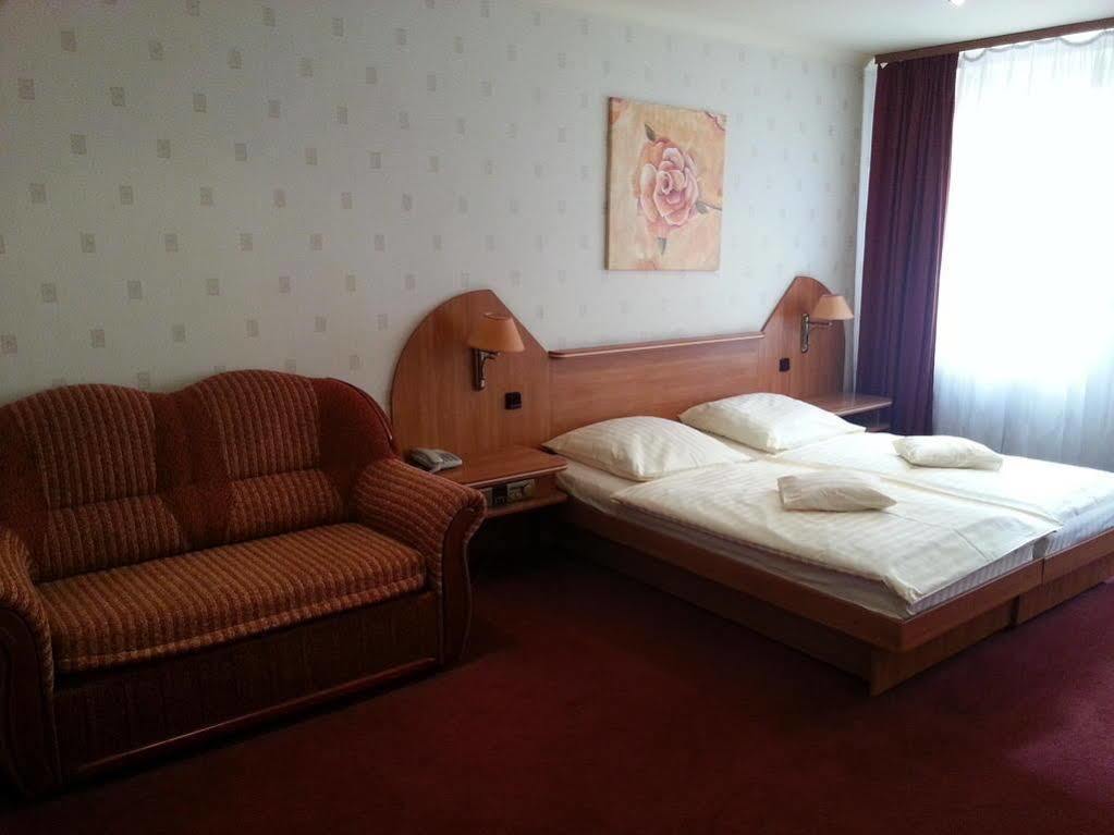 Hotel Texicana Sulechów Esterno foto